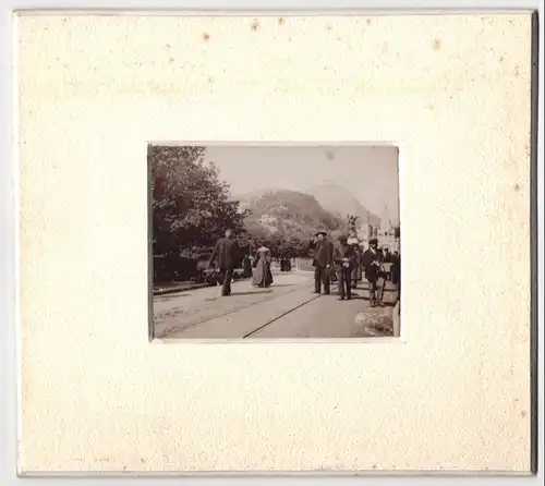 3 Fotografien Franz X. Samelhofer, Ansicht Lourdes, Avenue de Basilika, Blick auf die Stadt bei Regen, Strassenverkäufer