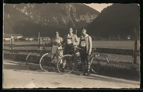 Foto-AK Männer in Tracht mit Fahrrädern