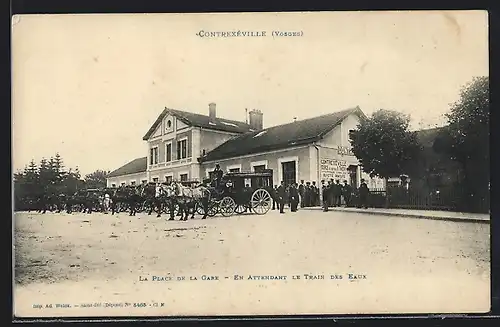 AK Contrexéville, La Place de la Gare, En attendant le trien des Eaux, Bahnhof