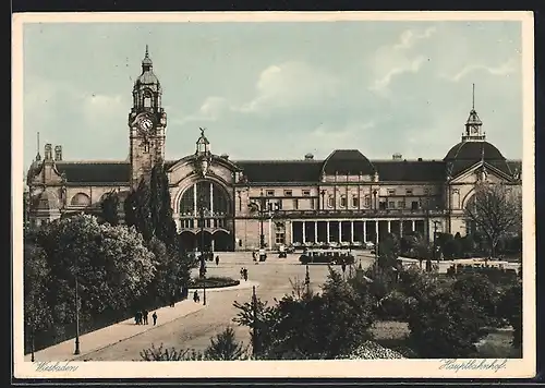 AK Wiesbaden, Bahnhof mit Strasse aus der Vogelschau