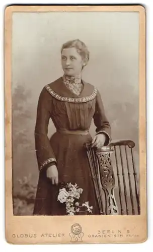 Fotografie Globus Atelier, Berlin S., Oranien-Str. 52 /53, Junge Dame mit leichtem Lächeln und einem Blumenbouquet