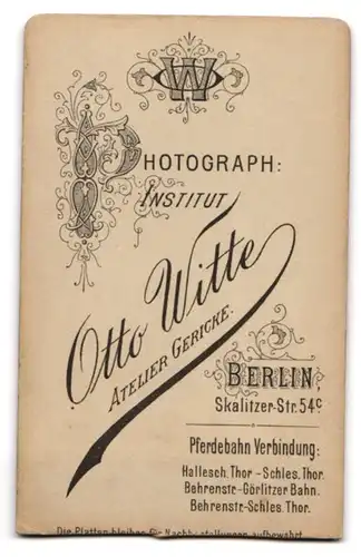 Fotografie Otto Witte, Berlin, Skalitzer-Str. 54c, Baby mit interessiertem Blick im weissen Gewand auf einem Sessel