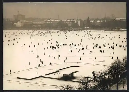 AK Zürich, Seegförni 1963 mit Eisläufern, Eisstoss