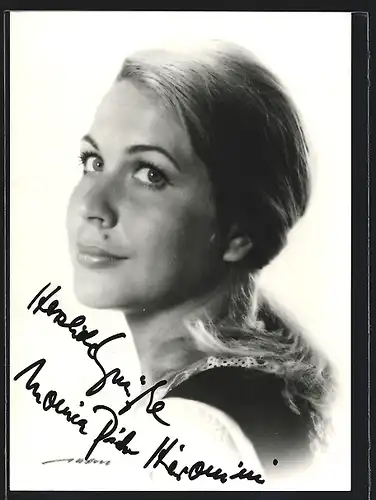 AK Opernsängerin Monica Pick-Hieronimi schaut lächelnd über ihre Schulter, mit original Autograph