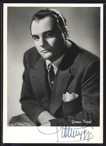 AK Opernsänger Gianni Poggi im dunklen Anzug, mit original Autograph