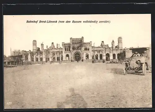 AK Brest-Litowsk, Bahnhof nach der Zerstörung, Auto mit Soldaten