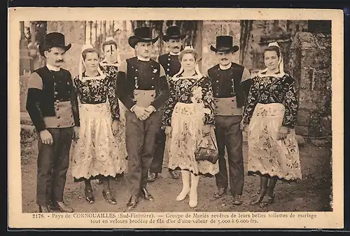 AK Cornouailles, le Pays, Groupe de Mariés revetus de leurs belles toilettes de mariage tout en velours brodées de fils