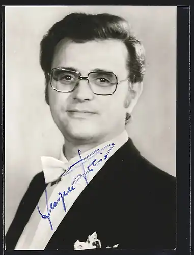 AK Opernsänger Jürgen Freier im dunklen Anzug mit weisser Fliege, mit original Autograph