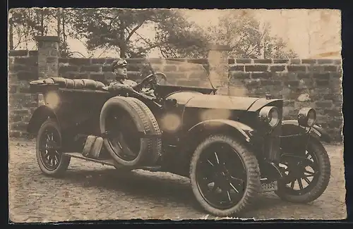 Foto-AK Auto Benz, Soldat am Steuer des Wagens