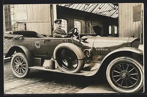 Foto-AK Auto Benz, Soldat in Uniform am Steuer des KFZ