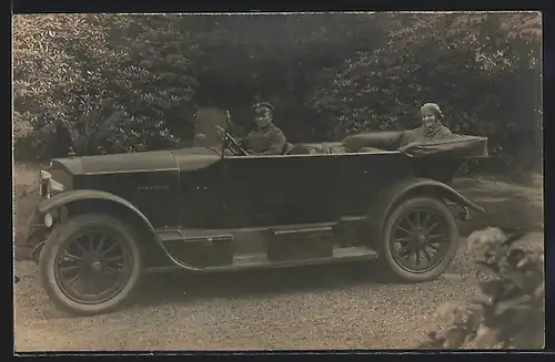 Foto-AK Auto Benz 18 /45, Chauffeur fährt junge Dame durch einen Park