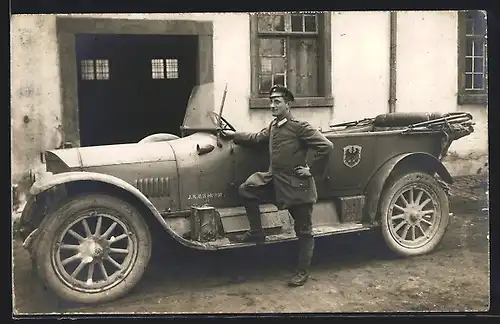 Foto-AK Auto Benz 18 /45 (1914), Soldat in Uniform mit einem Fuss auf dem Trittbrett des KFZ, Beifahrerseite