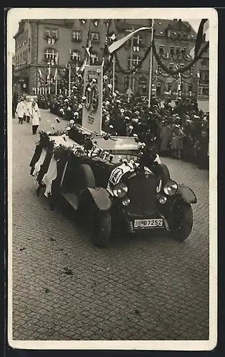 Foto-AK Auto Benz, Geschmücktes KFZ fährt auf einem feierlichen Umzug 1907