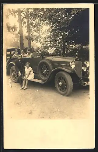 Foto-AK Auto Benz, Vollbesetztes Fahrzeug, ein Mädchen sitzt auf dem Trittbrett