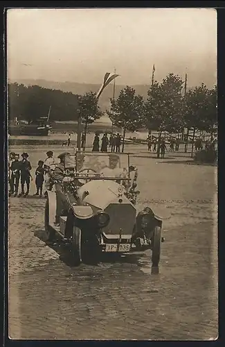 Foto-AK Auto Benz, Wagen mit Fahnen neben der Windschutzscheibe auf einem Platz