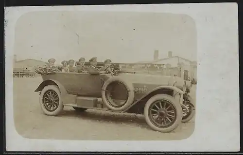 Foto-AK Auto Benz, Vollbesetztes KFZ mit kleiner Militärabordnung in Uniform