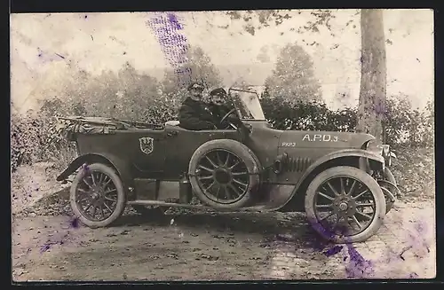 Foto-AK Auto Benz, Zwei Soldaten in Uniform mit gezwirbelten Schnäuzern im KFZ