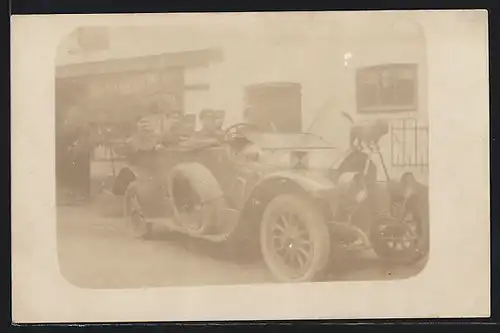 Foto-AK Auto Benz, Soldaten in Uniform im KFZ mit einer Löwenfigur über dem Kühlergrill