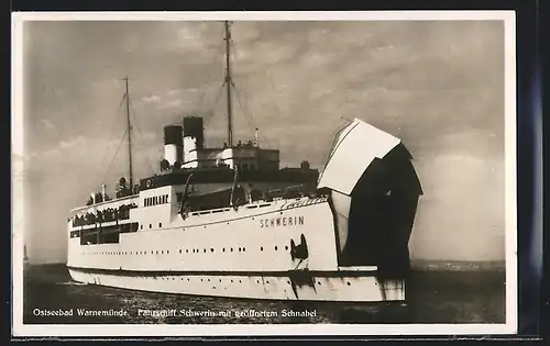 AK Warnemünde, Fährschiff Schwerin mit geöffnetem Schnabel