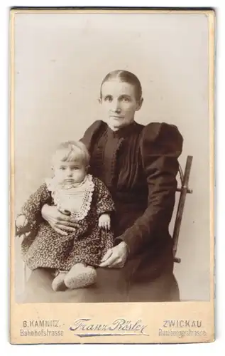 Fotografie Franz Rösler, Zwickau, Rumburgerstr., Dame mit strenger Frisur u. kleinem blondem Kind auf dem Schoss