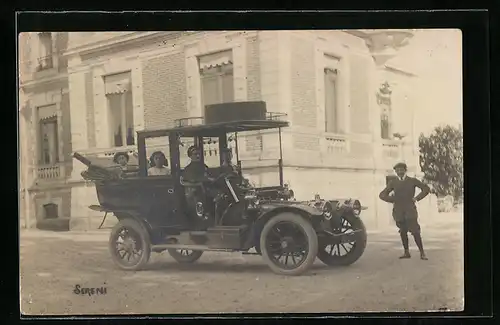 Foto-AK Auto Itala, Auto mit einem Koffer in der Ablage auf dem Verdeck, vollbesetzt, Sereni