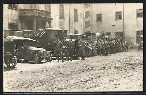 Foto-AK Auto Metallurgique (1913) 10 /30(?), Soldaten in Uniformen vor den Wagen