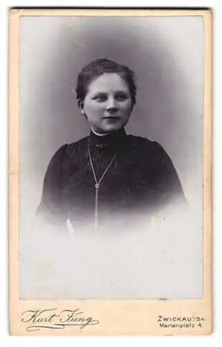 Fotografie Kurt Jung, Zwickau i. Sa., Marienplatz 4, Junge Dame mit zurückgebundenem Haar