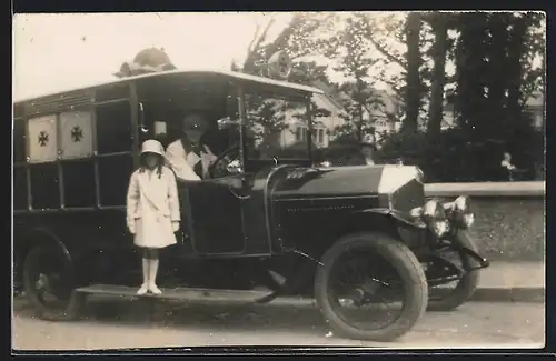 Foto-AK Auto Crossley (191 ), Mädchen posiert vor Fahrzeug mit Malteserkreuzen