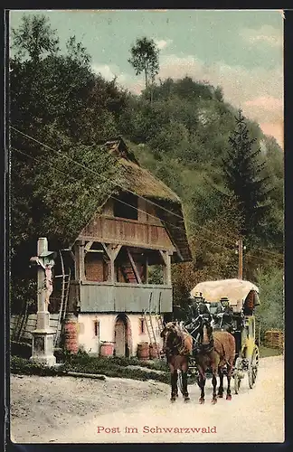 AK Post im Schwarzwald, eine zweispännige Postkutsche vor einem Haus mit Flurkreuz
