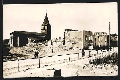 AK Vigneulles, zerstörte Ortspartie mit Kirche