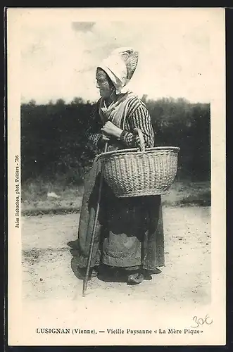 AK Lusignan, Vieille Paysanne La Mère Pique-Alte Frau in Tracht Aquitanien / Aquitaine