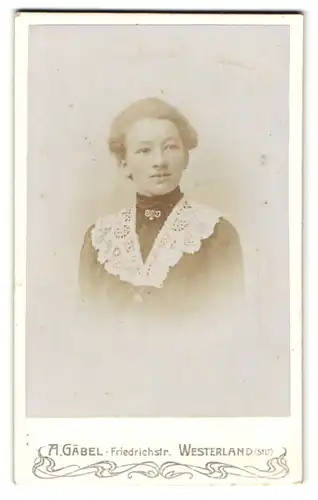 Fotografie A. Gäbel, Westerland /Sylt, Friedrichstr., Junge Dame mit Kragenbrosche