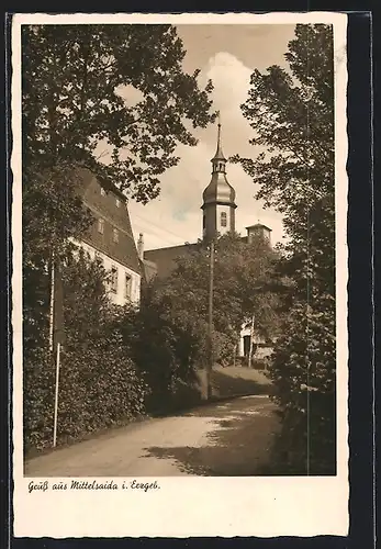 AK Mittelsaida i. Erzgeb., Strassenpartie mit Blick zur Kirche