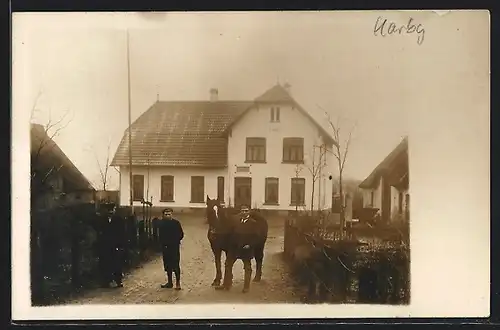 Foto-AK Karby, Besitzung Gut Grimm mit Männergruppe und Pferd