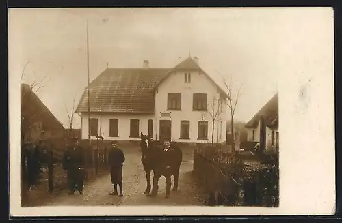 Foto-AK Karby, Besitzung Gut Grimm mit Männergruppe und Pferd