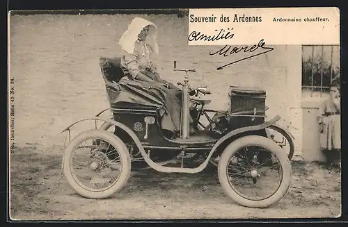 AK Auto De Dion Bouton (1908), Ardenne, Frau mit Kleid und Hut in einem Wagen, Ardennaise chauffeur