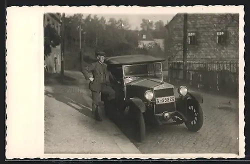 Foto-AK Auto Fiat 509 (1927), Chauffeur mit Brille an seinem Fahrzeug