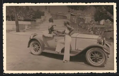 Foto-AK Auto Fiat 509 (1925 /27), Zwei Damen mit kleinem, schnittigem Cabriolet im Sommer