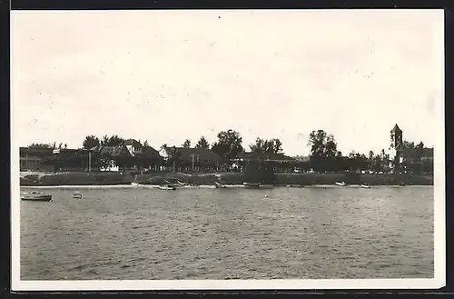 AK Dar-Es-Salaam, Ruderboote liegen vor dem Ort