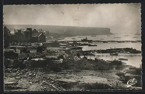 AK Arromanches-les-Bains, Port Winston-Churchill 1944, Les jetées de débarquement, vue prise de la villa les Tourelles