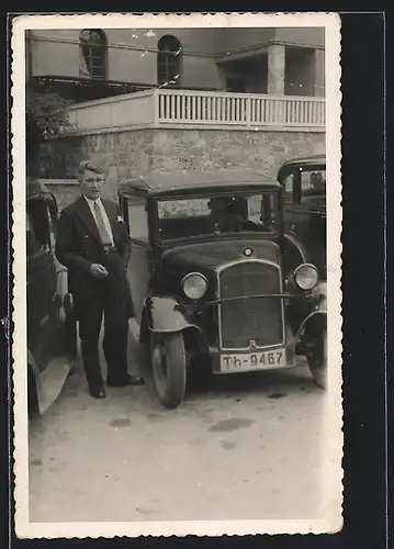 Foto-AK Auto BMW 3 /20 (1932 /34), Mann im Anzug steht entspannt neben seinem Fahrzeug