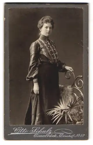 Fotografie Otto Schulz, Osnabrück, Domhof 4 a, Junge Dame in Bluse und Rock