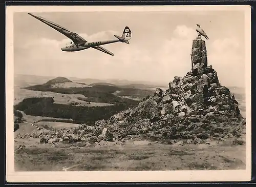 AK Wasserkuppe / Rhön, Segelflugzeug über dem Fliegerdenkmal