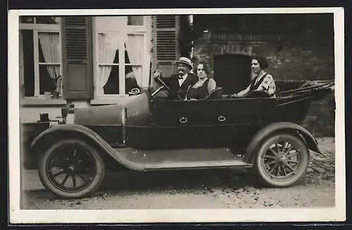 Foto-AK Auto Stoewer B1 6 /16 (1911), Mann und zwei Frauen im Fahrzeug mit offenem Verdeck, in Sommerkleidung