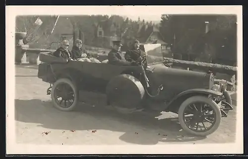 Foto-AK Auto Protos (1913 /14), Zwei Ehepaare im Cabrio mit dunklem Chassis an einem Fluss