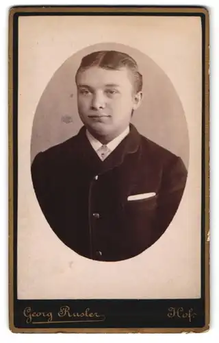 Fotografie Georg Rusler, Hof i. B., Junger Mann im Anzug mit Fliege