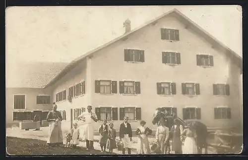 Foto-AK Eggarts / Altusried, Gehöft Anton Mayer mit Familie, Angestellten und Pferd, Aufnahme ca. 1910