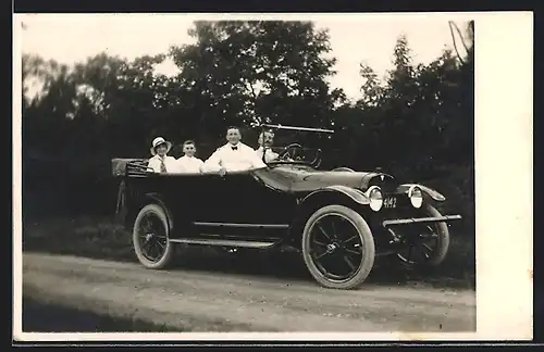 Foto-AK Auto Hudson (1915), Elegant weiss gekleidete Herren parken am Strassenrand