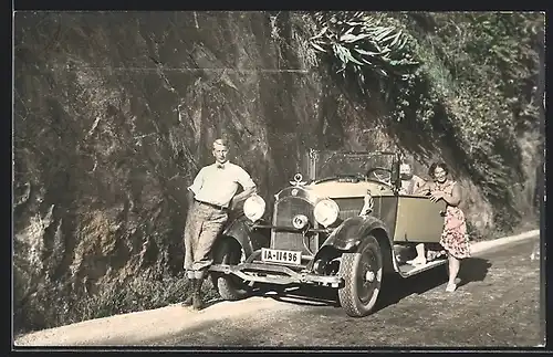 Foto-AK Auto Packard (1928), Farbfoto dreier Freunde auf einem Ausflug