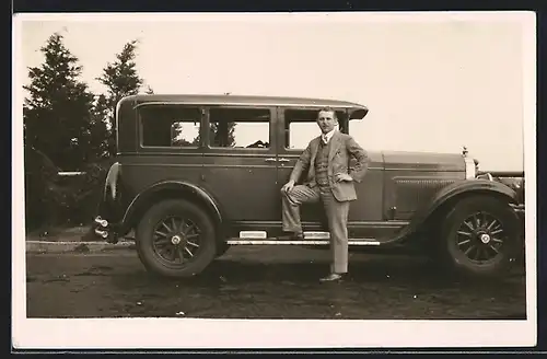 Foto-AK Auto Willys Knight (1925 /26), Walter Lindeche neben seinem Wagen